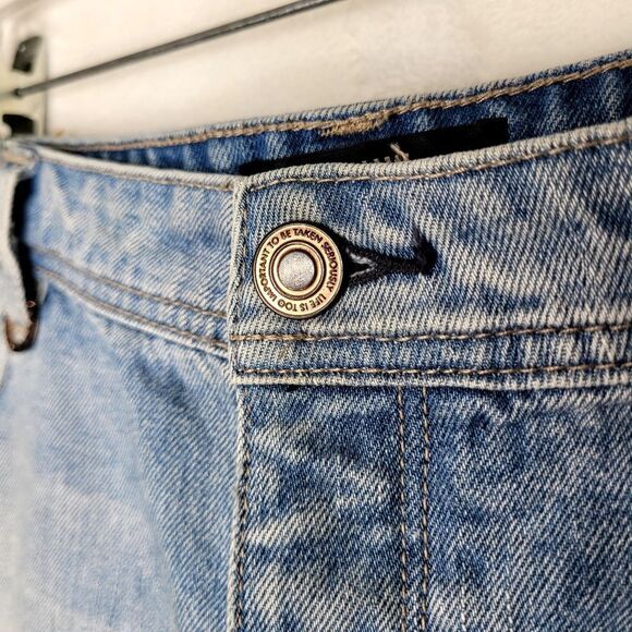 Neuw Blue Jean Shorts Distressed Raw Hem Size 14 - Picture 3 of 8